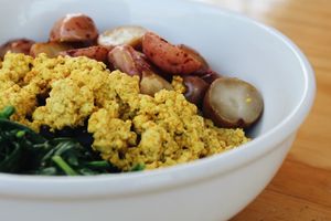 Desayuno de huevos revueltos (sin huevo) con frijoles negros, papas.  at EarthBowl in Tijuana