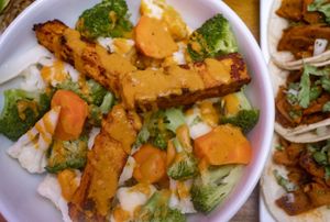 🍜Soul Bowl🍜
.
Tofú marinado, salsa de curry, vegetales al vapor🥦🥕🥒, arroz integral.🥙
.
Esta riquísimo,  es una opción saludable. 🥦❤
.
.
#veggiefest #vegan at EarthBowl in Tijuana