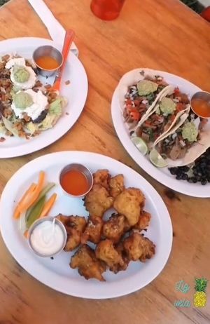 Sopes ,tacos de asada y lo mejor una alitas super sabrosas👌🤤 at EarthBowl in Tijuana