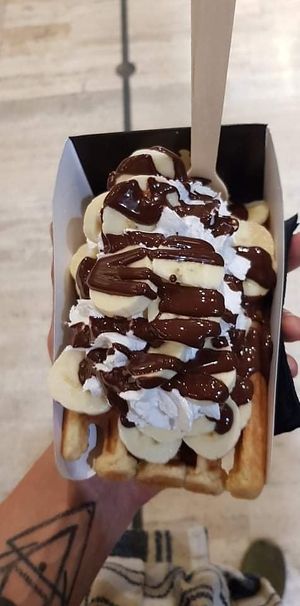 Topping : bananes + chantilly + chocolat fondu, tout Vegan! at VeganWaf in Brussels