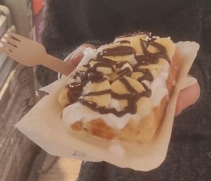 Vegane Waffel mit Banane, Sahne und Schokolade (7€) at VeganWaf in Brussels