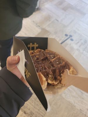 Salted caramel and chocolate drizzle at VeganWaf in Brussels