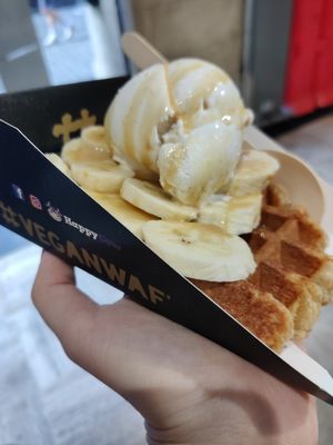 Avec bananes boule de glace vanille et caramel salé at VeganWaf in Brussels