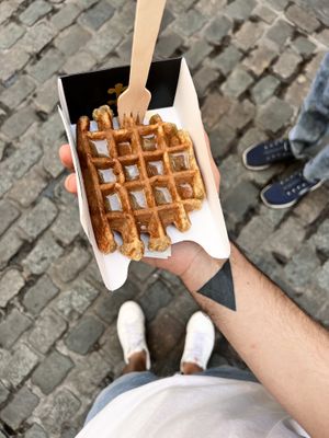 Gofre vegano con salsa de caramelo salado  at VeganWaf in Brussels