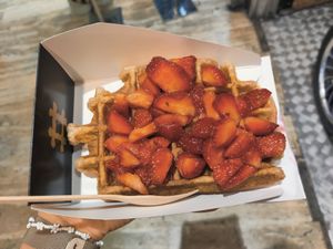 Waffle with caramel sauce and strawberries at VeganWaf in Brussels