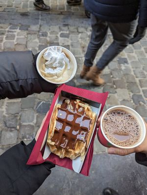 Gaufre avec sauce chocolat, cappuccino et chocolat chaud. Tout incroyable ! L' endroit plus délicieux des gaufres, je recommande à tout le monde - vegan ou pas!!! 💖💖💖 at VeganWaf in Brussels