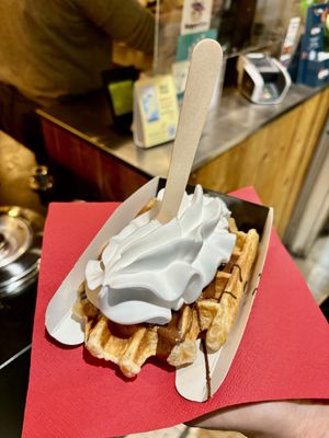 Vegane Waffel mit belgischer Schokolade & Sahne ⭐️⭐️⭐️⭐️  at VeganWaf in Brussels