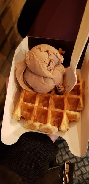 Glaces et gaufres véganes. Délicieuses 😍 À refaire sans aucun doute!! at VeganWaf in Brussels