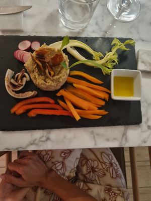 Antipasto di hummus speziato con crackers senza glutine e semi di zucca, con pinzimonio di verdure 🥗🥕🌱🫑 at Lorens in Massa