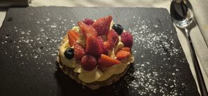 Crostata con crema pasticcera al limone e frutta fresca at Lorens in Massa