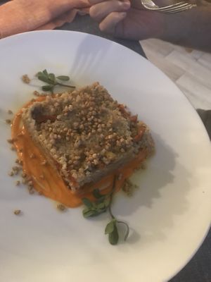 Quinoa Real con melanzane pomodori secchi e crumble di grano saraceno  at Lorens in Massa