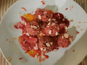 Gnocchi di riso integrale con crema di lenticchie, carote, barbabietola e scaglie di mandorla at Lorens in Massa