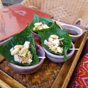 Don't remember the name, but it's defined as explosion de saveurs, literaly à sweet thai appetizer at Thai Royal in Paris