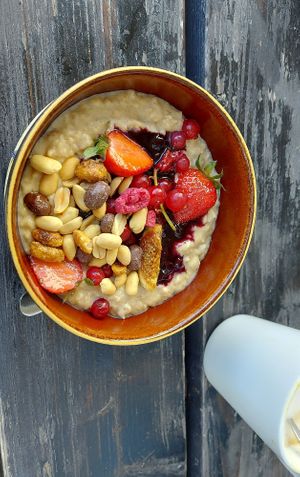 Porridge and cappuccino with oat milk at Spreegold in Berlin