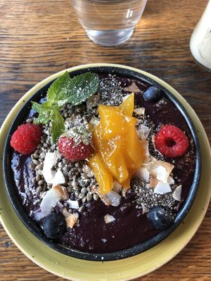 Organic açai blueberry bowl at Spreegold in Berlin