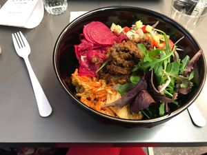 Vegan chili bowl with rice at Taku-Taku - Teatern in Stockholm