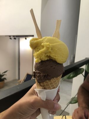 Mouse de maracujá e cacau com coco sem açúcar   at Casa Hoba in Rio De Janeiro