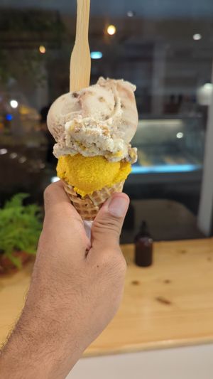 Cookie com brigadeiro e bolo de cenoura at Casa Hoba in Rio De Janeiro