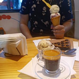 Abacaxi grelhado e iogurte com cereja na casquinha, torta cookie e sorvete de baunilha com palha italiana. at Casa Hoba in Rio De Janeiro