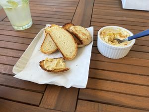 Pan con hummus (cortesía de la casa) 🙏🏼  at Aguacate in La Paloma