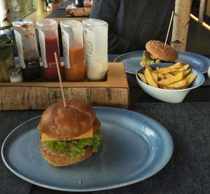 Vegan burgers & chips at Hans im Glück in Frankfurt