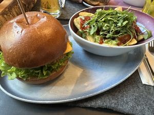 Veganer Burger mit Pommes  at Hans im Glück in Frankfurt