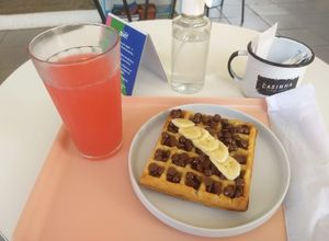 Waffle de chocolate e limonada rosa at Casinha Cafe in Brasilia