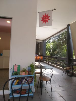 Livros perto da entrada at Casinha Cafe in Brasilia