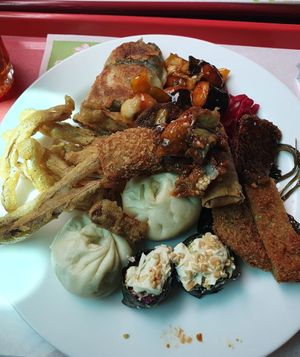 Bardana frita, bao, bife de soja, berinjela diferente, rolinho, sushi... at San Ro in Belo Horizonte