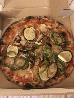 Yummy vegan pizza for 300 baht at La Pizzeria in Koh Tao