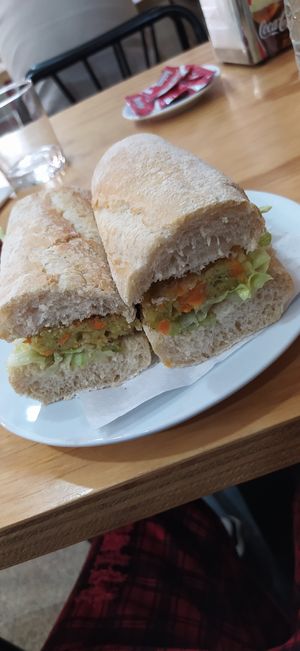 Bocata de hamburguesa vegana at Hermanos Matos in Barcelona