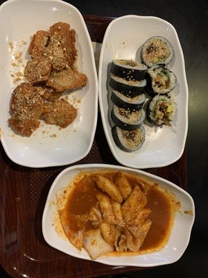 tteokbokki is normally more (couldn’t contain myself before the photo), kimbap and fried ‚chicken‘!  at Maru JaYeonSik Kimbap in Seoul