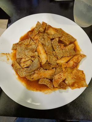 Tteokbokki with odeng ("fish" cake) and hot bar at Maru JaYeonSik Kimbap in Seoul