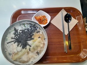 Rice cake and dumpling soup at Maru JaYeonSik Kimbap in Seoul