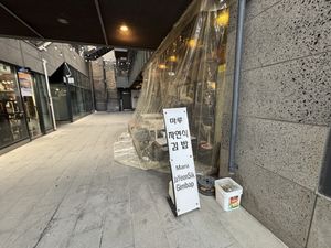 見つけられずお店の前を何度も通り過ぎていました。  at Maru JaYeonSik Kimbap in Seoul