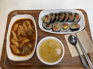 トッポキと豆腐キンパ、スープはコショウの味が強くて美味しかったです。スープは無料？  at Maru JaYeonSik Kimbap in Seoul