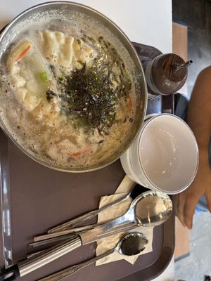 Zuppa di gnocchi di riso e ravioli   at Maru JaYeonSik Kimbap in Seoul