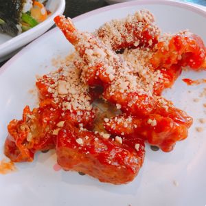 콩치킨 4000원 (Seasoned spicy soy chicken) 새콤 바삭해서 맛있어요💚  at Maru JaYeonSik Kimbap in Seoul