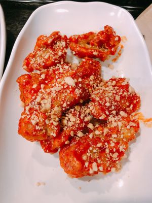 Plant-based Fried Chicken. Peanut topping? 식물성 콩 양념치킨입니다. 경험치상 먹어봤어요. 가격대비 괜찮습니다. 위에 땅콩가루는 알러지 있으 at Maru JaYeonSik Kimbap in Seoul