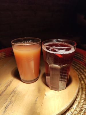 Zumo de guayaba y te de hibisco at Addis Abeba in Barcelona