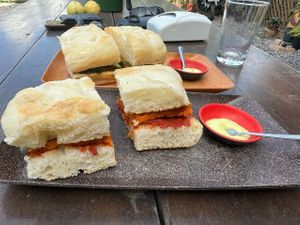 Queijo quente e sanduíche com pesto e abobrinha at Comedoria in Bombinhas
