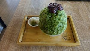 Mocha shaved ice. Red beans on top, mocha jelly inside. Vegan. at Hǎo Xiǎng Chī Bīng 好想吃冰 - Gongguan in Taipei