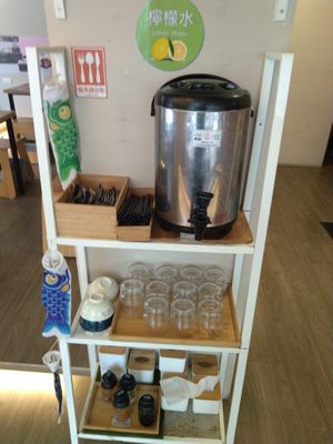 茶水及餐具自助區 at Hǎo Xiǎng Chī Bīng 好想吃冰 - Gongguan in Taipei