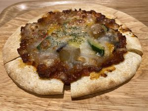 Bolognese and vegetable pizza at NRT - T's Tantan - T2 in Narita