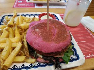 Hambúrguer de beterraba no bolo do caco at Bira dos Namorados in Braga