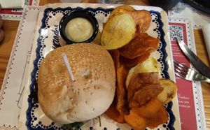 Hambúrguer vegan muito bom! O molho para as batatas é também vegan (abacate e Lima). Tudo muito bom! at Bira dos Namorados in Braga