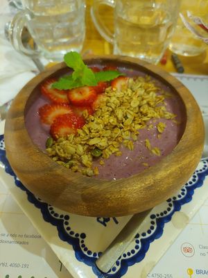 Açai bowl com leite vegetal at Bira dos Namorados in Braga