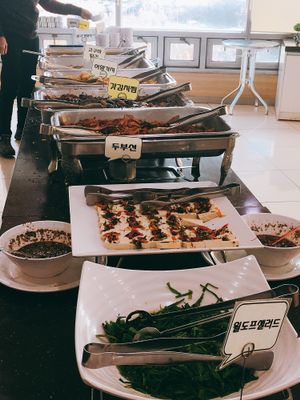 Vegan temple food buffet station  at Sangrokwon Chaesikdang in Seoul