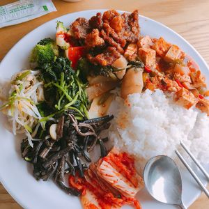 3 different namools, broccoli, lettuce kimchi, radish kimchi,  mápó dòufu  at Sangrokwon Chaesikdang in Seoul