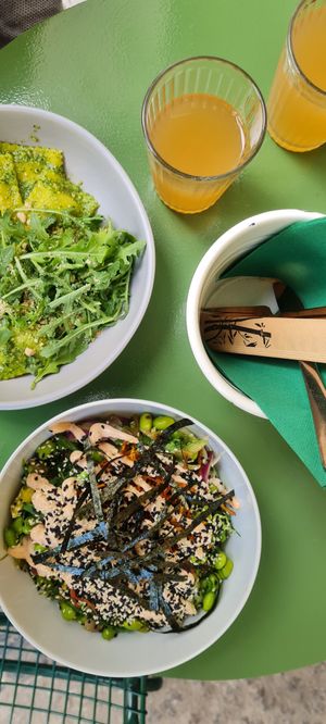 Ravioli and poke bowl with lemonade at Veganda in Warsaw